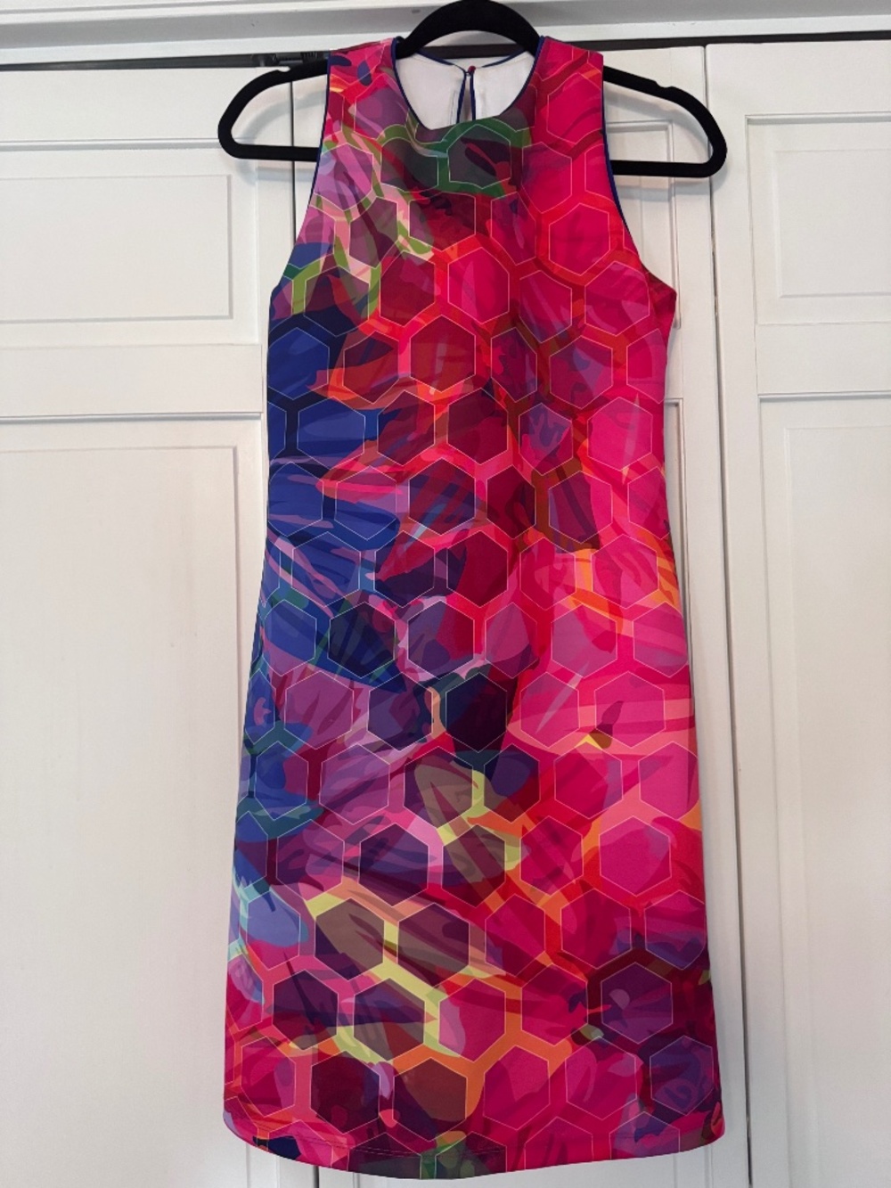 Analili Sleevless Shift Dress, Size medium in vibrant colors